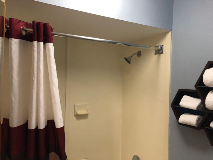 Bathroom, HomeTowne Studios Augusta, Richmond