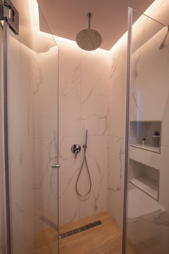 Bathroom 4, Summer Depo, Sarandës