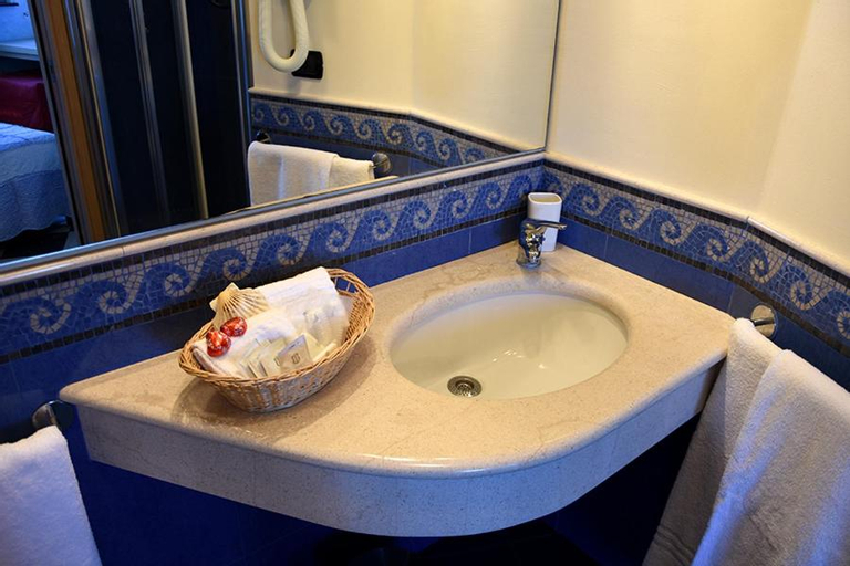 Bedroom 4, VILLA NINA, La Spezia