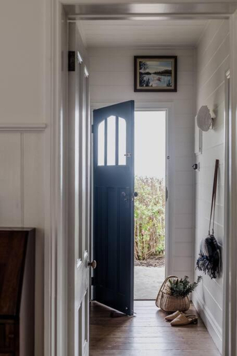 Others 4, Port Cottage on the Great Ocean Road, Corangamite - South