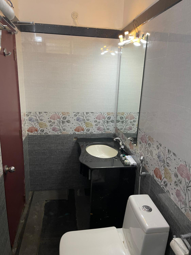 Bathroom 3, Bay Treasure, Kancheepuram