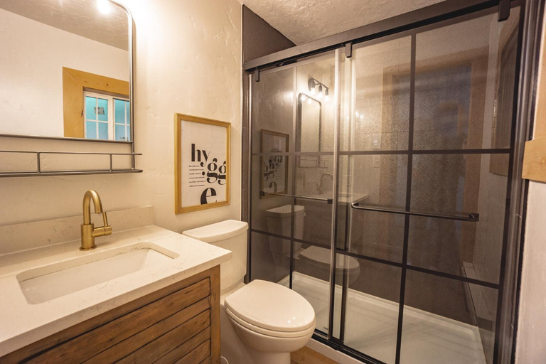 Bathroom 3, The Scandia Inn, Valley