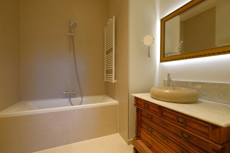 Bathroom 2, La Maison de la Duchesse de la Valliere - Parking prive gratuit, Hainaut