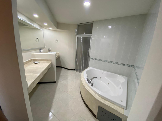 Bathroom 4, Enterprise Inn Poliforum, León