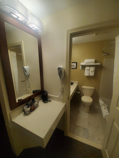 Bathroom 3, Country Inn at the Mall, Penobscot