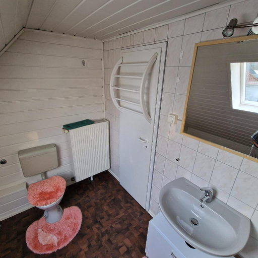 Bathroom 2, Zuhause im Grunen, Essen