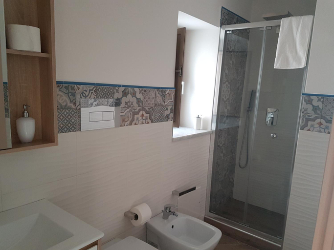 Bathroom 3, Duomo Rooms Cefalu, Palermo