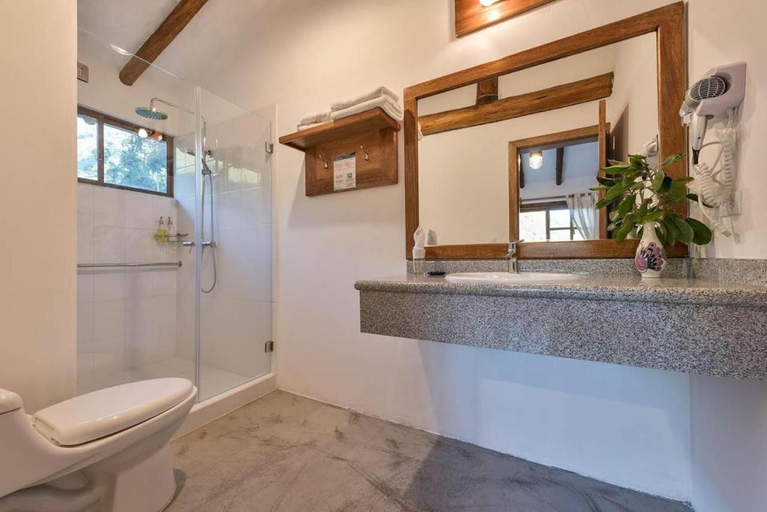 Bathroom 4, Casa iLayaku, Quito
