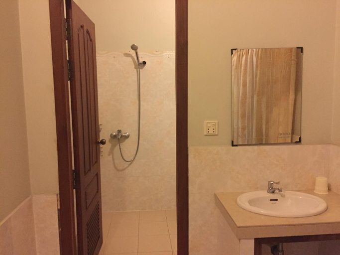Bathroom 3, IKI IKI Guesthouse, Siem Reap