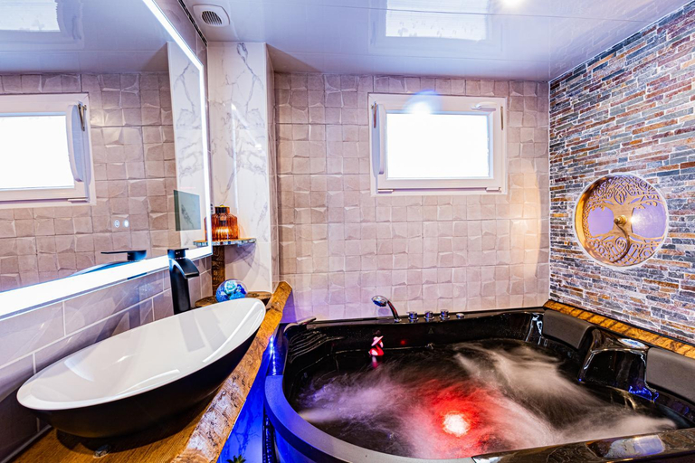 Others 4, Le Neflier Dijon - appart balneo - SPA romantique pour 2, Côte-d'Or