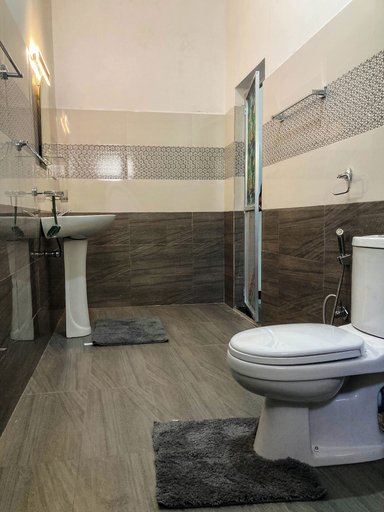 Bathroom 4, Queen's Villa, Habaraduwa