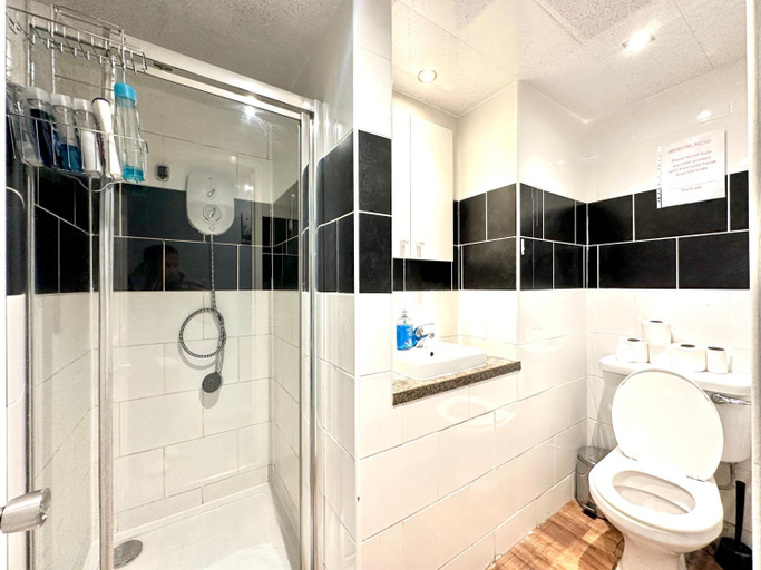 Bathroom 3, Chaltons Guest House , London
