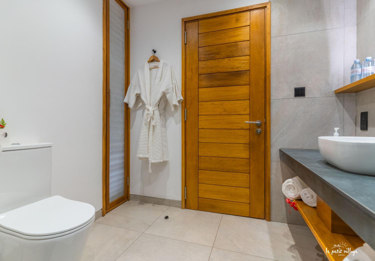 Bathroom, Le Petit Village boutique Hotel, Kampala