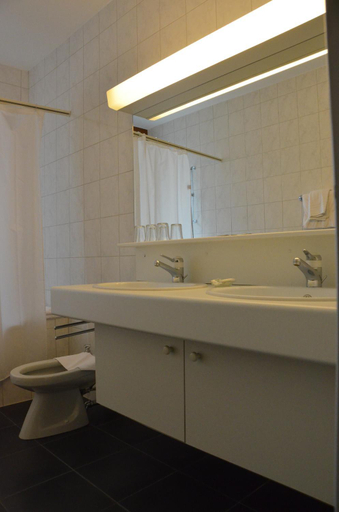 Bathroom 2, Hotel Victoria, Brig