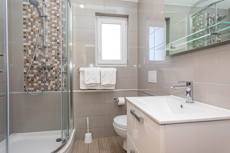 Shower 2, Apartments Crnekovic Tomislava 8, Baška