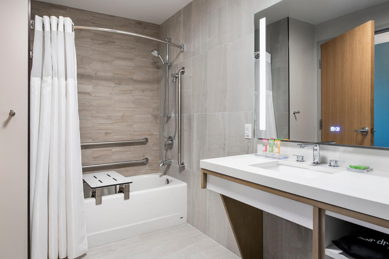 Bathroom 4, Wyndham Garden Winnipeg Airport, Division No. 11