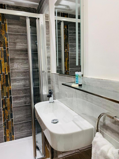 Bathroom 5, The Compasses Inn, Hampshire