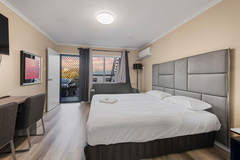 Others 2, S1 Motel, Brisbane
