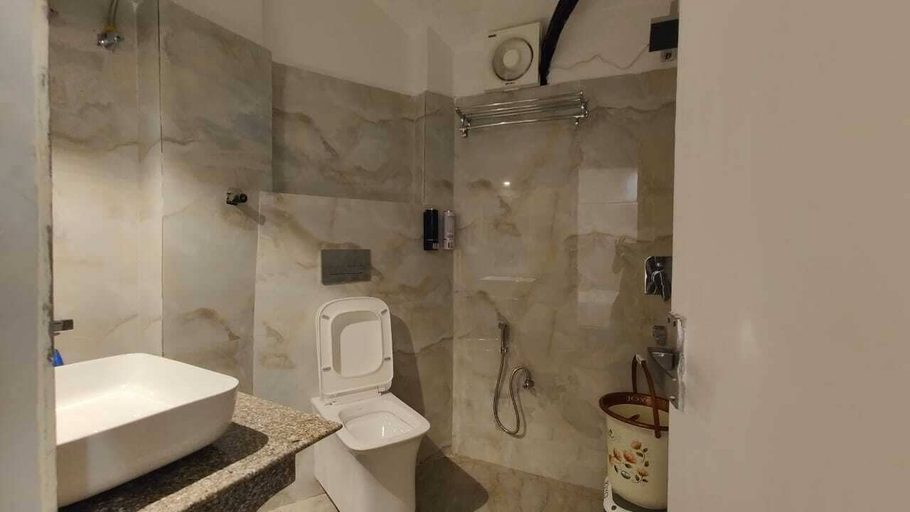 Bathroom 3, Sunrise Meadows Hotel Praba's, Varanasi
