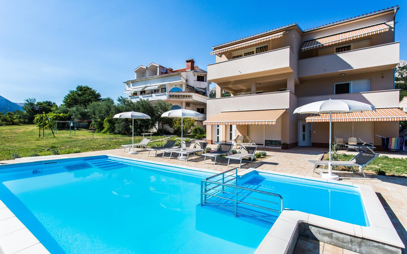 Swimming pool 3, Apartments Viktorija 2, Baška