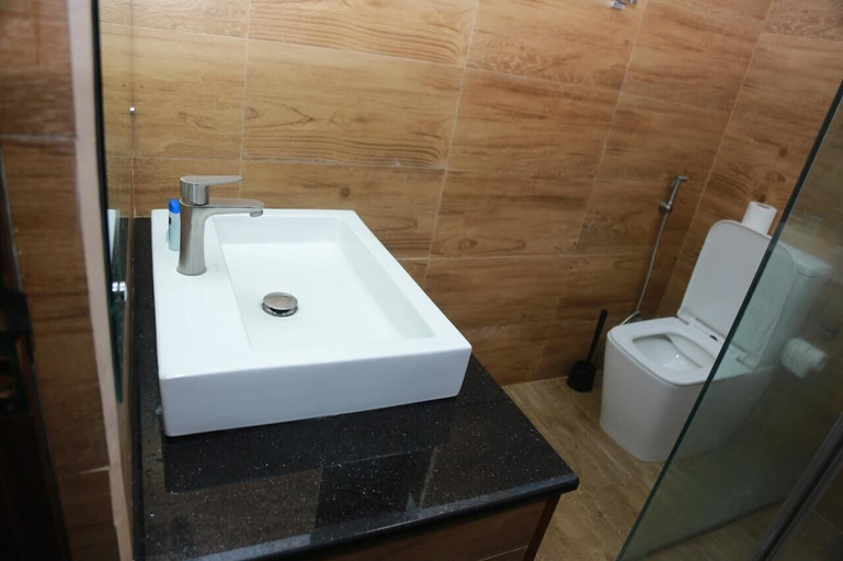 Bathroom 2, Estro Guesthouse, Negombo