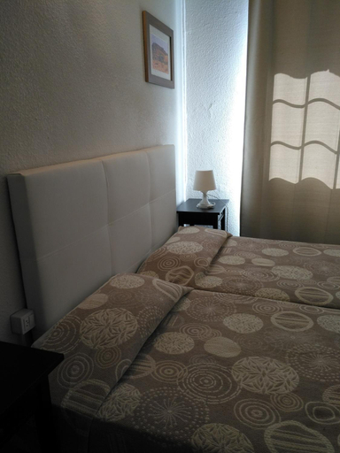 Bedroom 3, Hostal Porta De Nuria, Girona