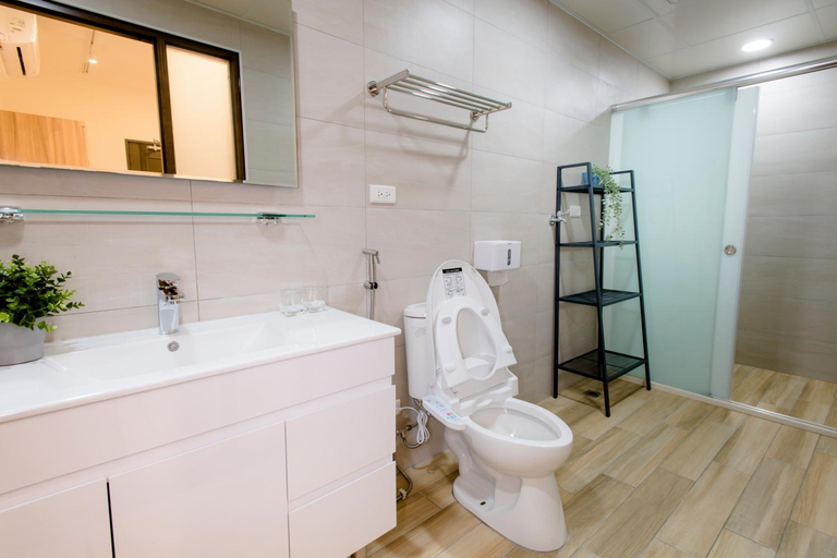 Bathroom 4, Xiao Dong Quiao Yu, Yilan