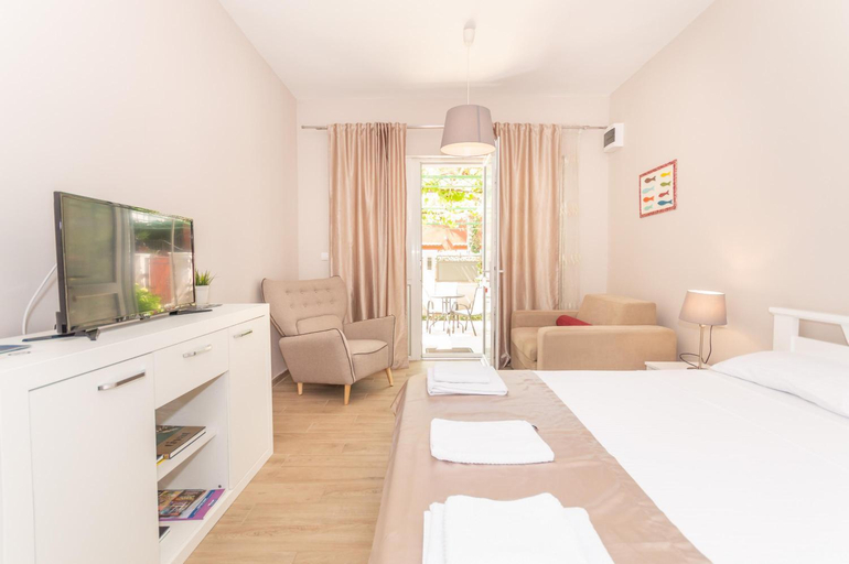 Others 4, Ioannis Apartments