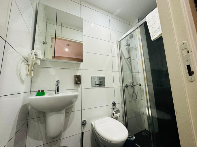 Bathroom 4, Aram Kerasi Rooms, Beyoğlu