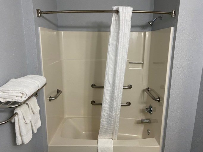 Bathroom 5, American Inn Cedar Rapids South, Linn