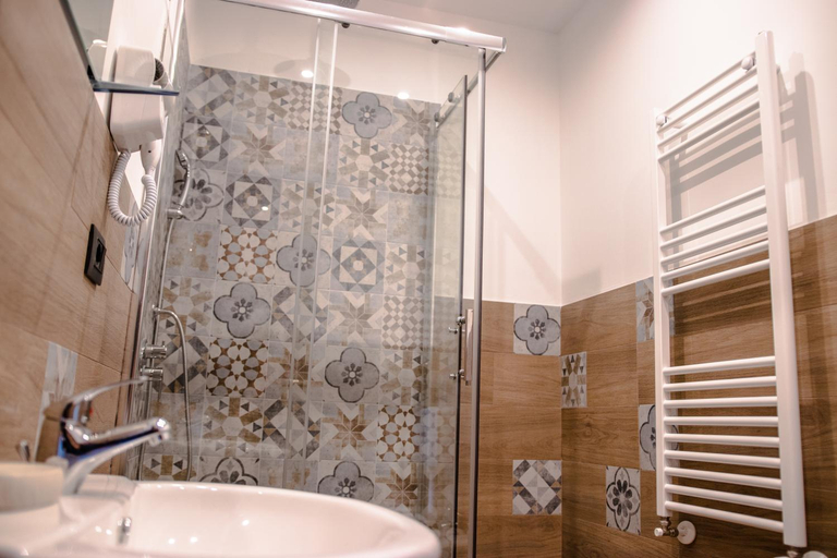 Bathroom 2, Casa Vespucci, Palermo
