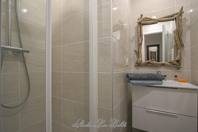 Bathroom 3, La Venelle du Bassin, Calvados