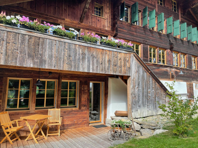 Exterior & Views