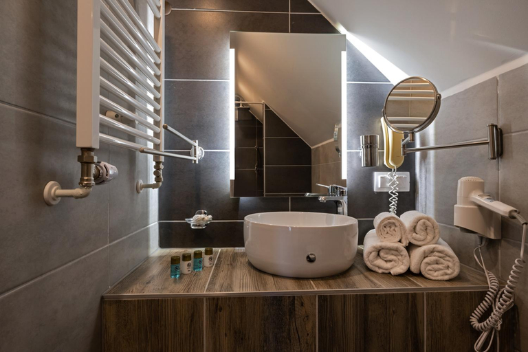 Bathroom 2, Angelo Spa Resort, Goslar