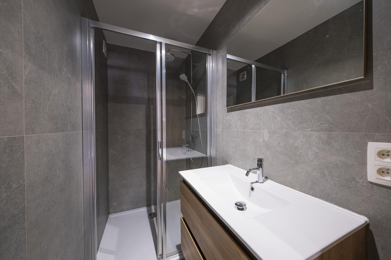 Bathroom 2, Bright cosy corner & free parking, West-Vlaanderen