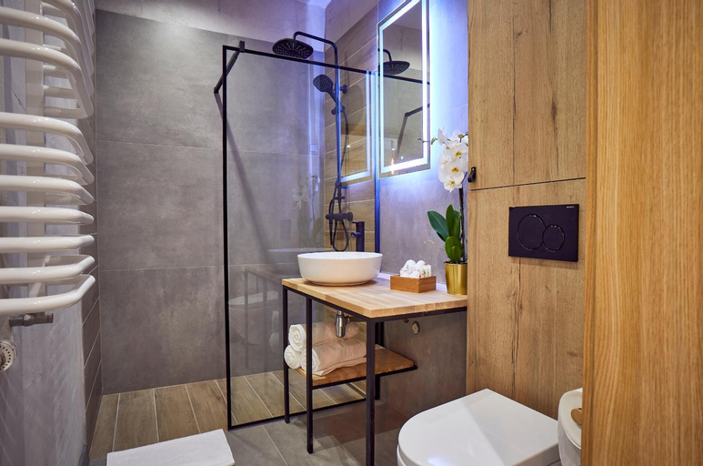 Bathroom 13