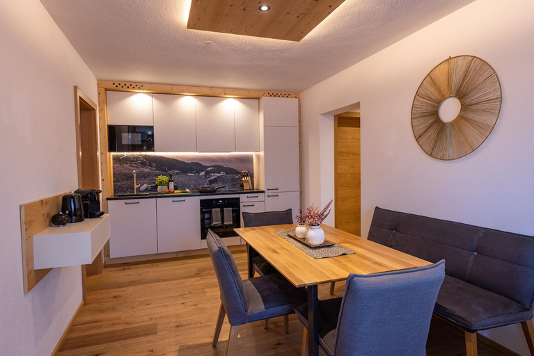 Others 5, FESH LIVING, Zell am See