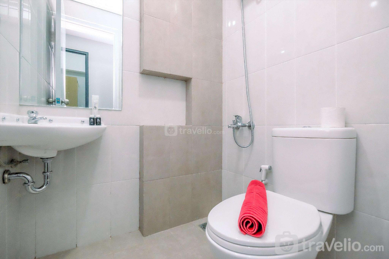 Bathroom 2, WellFurnsihed 2BR at Royal Heights By Travelio, Bogor