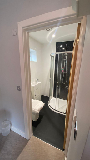 Bathroom 3, Deepcut Lodge Bed and Breakfast Self Service, Surrey