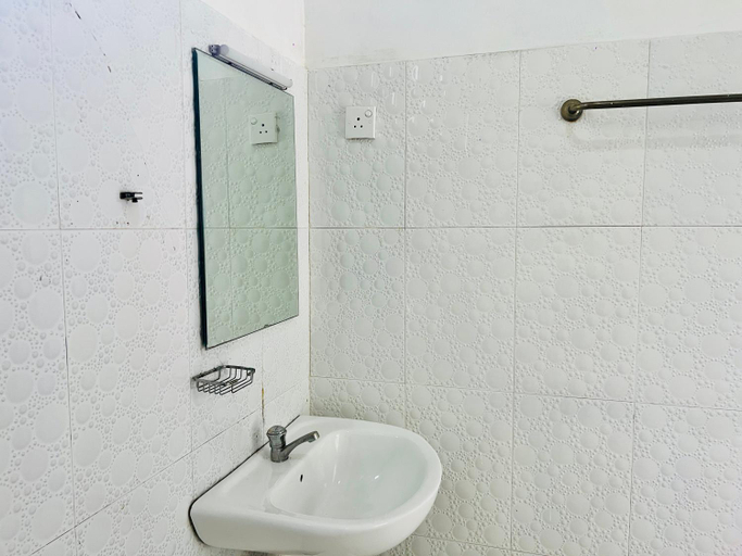 Bathroom 3, Nelinsa Residence, K.F.G. & G. Korale