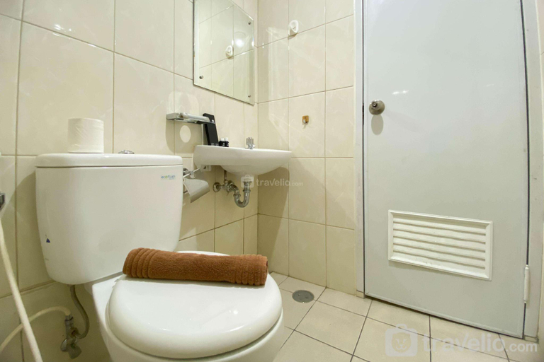 Bathroom 5, Elegant 4BR at Springlake Summarecon By Travelio, Bekasi