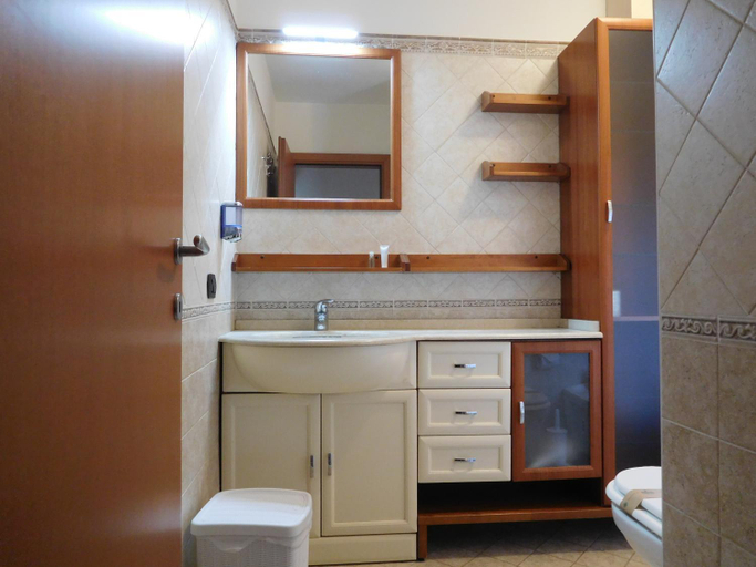 Bathroom 3, Gabbiano Apartments, Rimini
