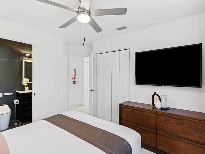 Bedroom 3, Luxurious 6-Bedroom Villa with Pool & Games, Broward