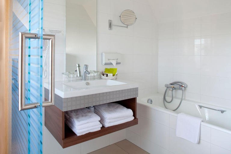 Bathroom 5, Logis Hotel Le Parc & Spa, Haut-Rhin