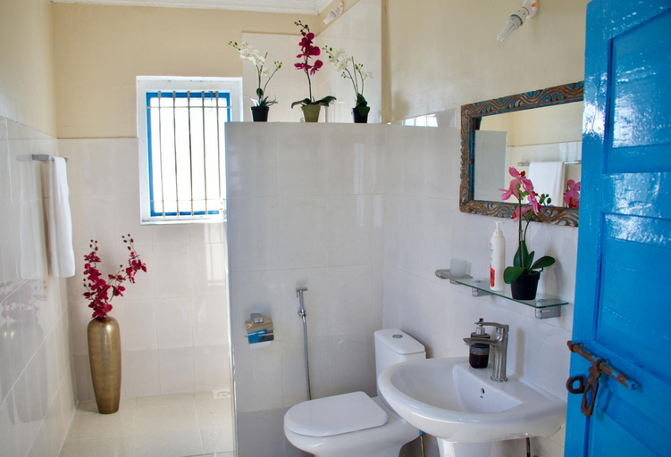 Bathroom 4, House of Royals, Magharibi