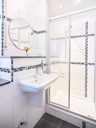 Bathroom 4, Portofino, Bonn