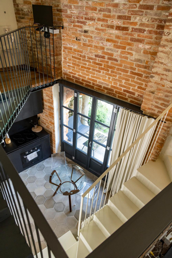 Exterior & Views 17