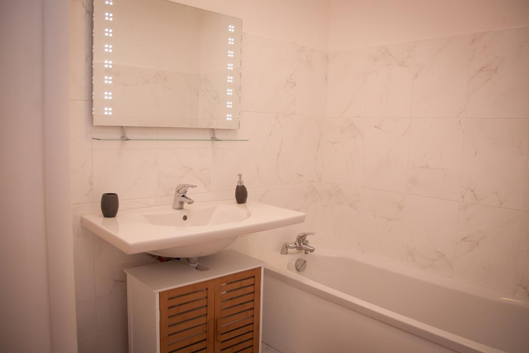 Bathroom 2, Adonis-Macinaggio, Haute-Corse