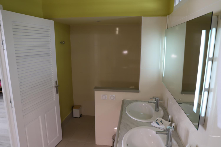 Bathroom 5, Hotel Saint - Georges, Saint-Claude