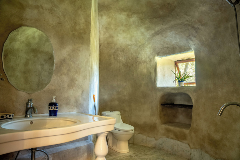 Bathroom 3, Geeli Mitti, Nainital